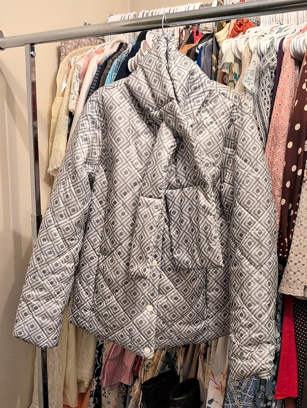 Liz Claiborne Puffer Jacket in Gray & White XL Like New With Removal Scarf